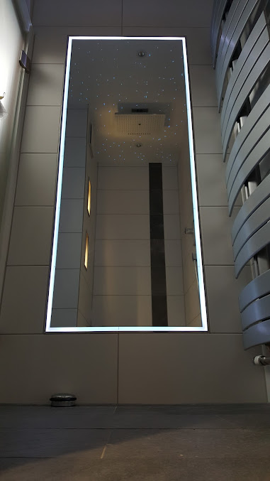 Beleuchtete Dusche mit Sternenhimmel-Deckenlicht