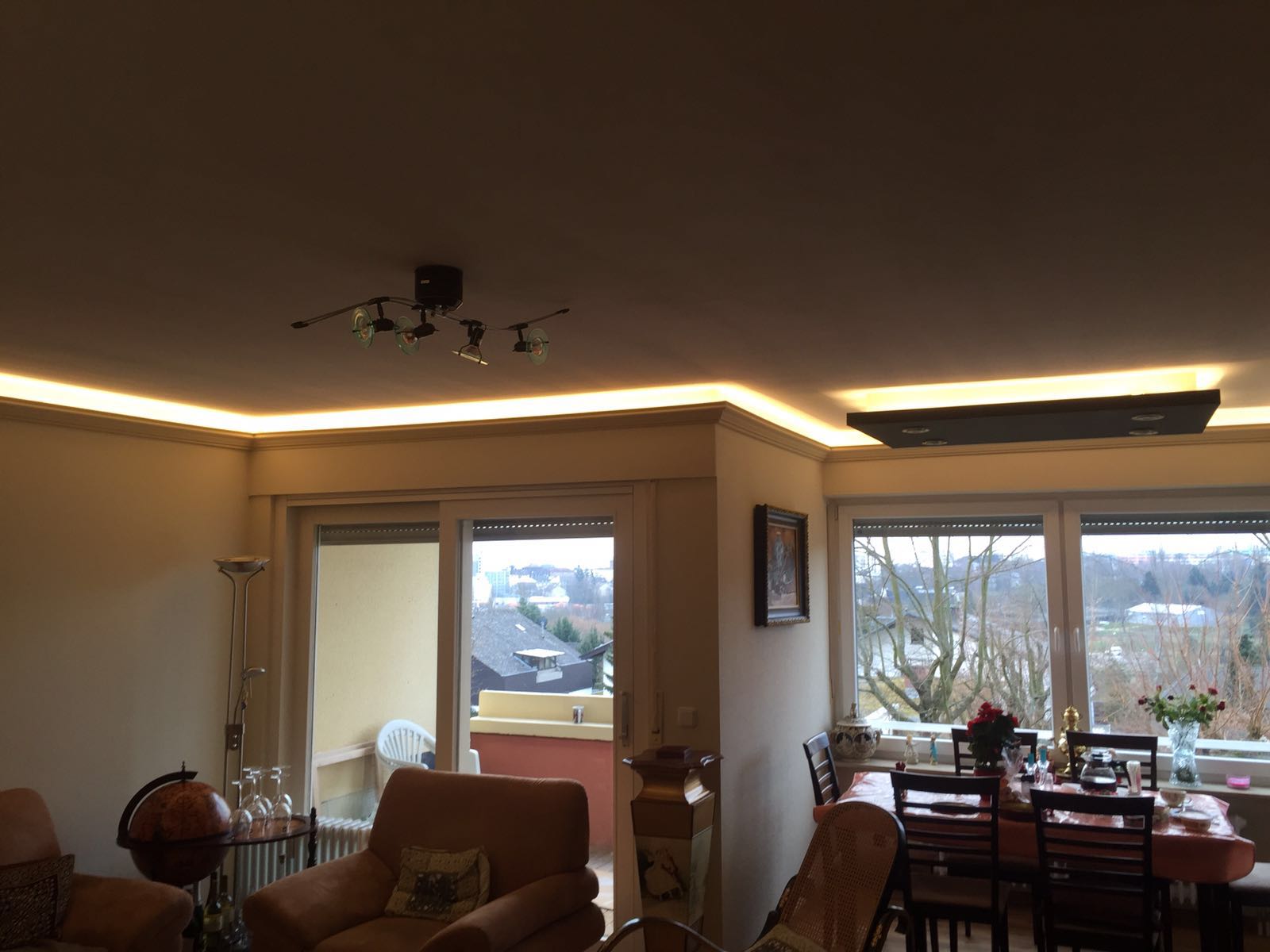 Indirekte LED-Deckenbeleuchtung im Wohn-/Esszimmer