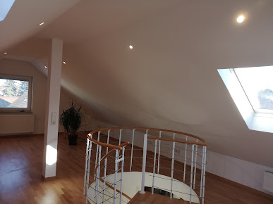 Dachgeschoss mit Wendeltreppe und Deckenspots